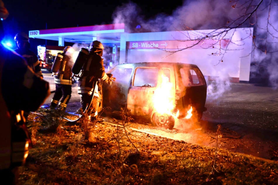 Viel zu tun am Neujahrstag: Die Wehren löschen einen Wagen, der an der Esso-Tankstelle an der S173 in Flammen steht.