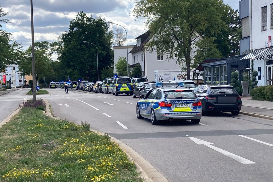 Geiselnahme in Bankfiliale! Mensch schwer verletzt, Polizei vor Ort im Großeinsatz