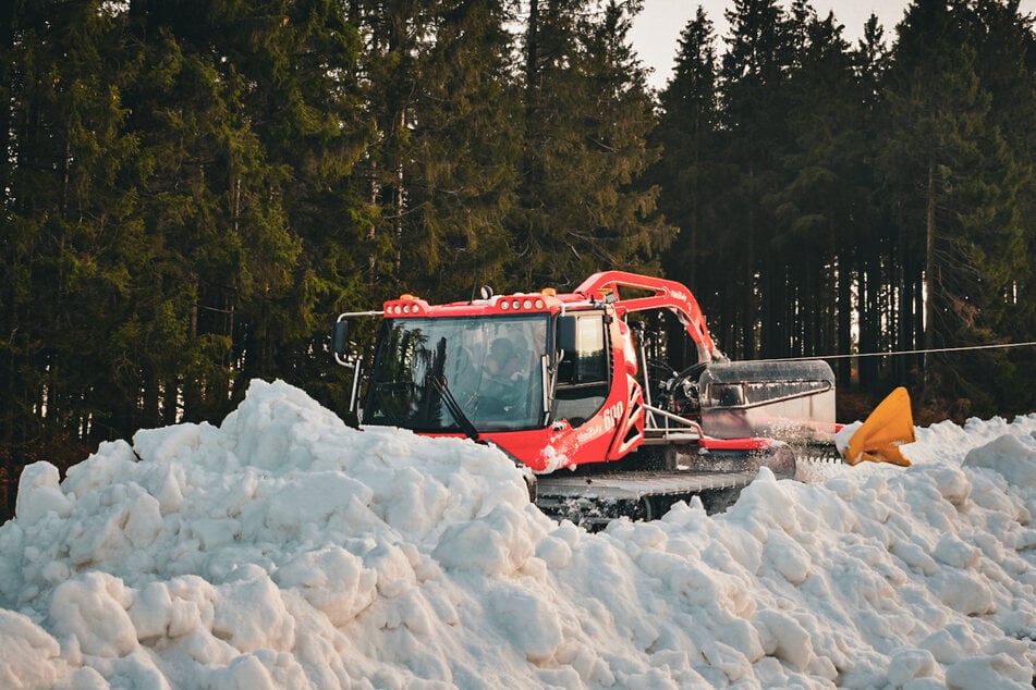 Der erste künstlich erzeugte Schnee wird in Winterberg bereits von A nach B geschafft.