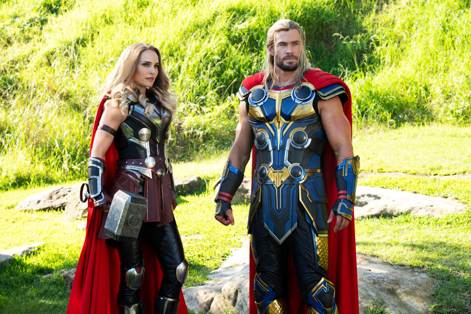 Jane Foster/The Mighty Thor (Natalie Portman, 41, l.) und Thor (Chris Hemsworth, 38) kämpfen gemeinsam gegen den "Götterschlächter".