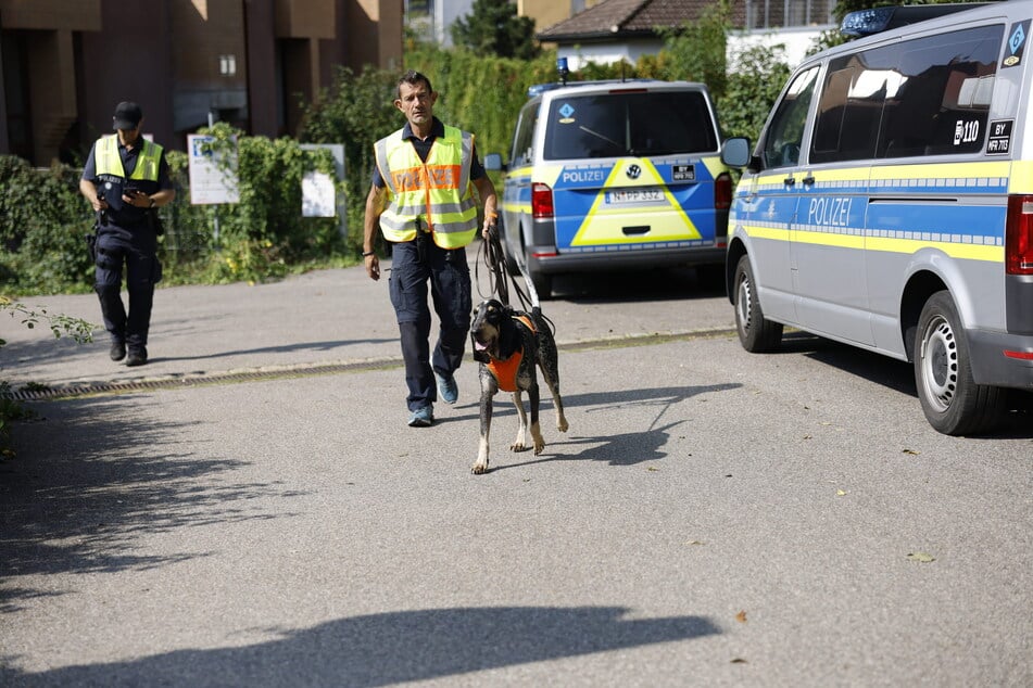 Auch Hunde kamen bei den Fahndungsmaßnahmen zum Einsatz.