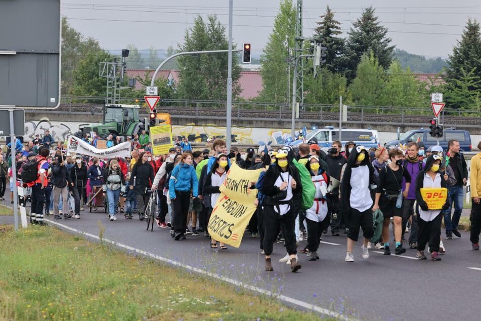 Hunderte Menschen kamen zusammen, um bis zum Flughafen in Schkeuditz zu marschieren.