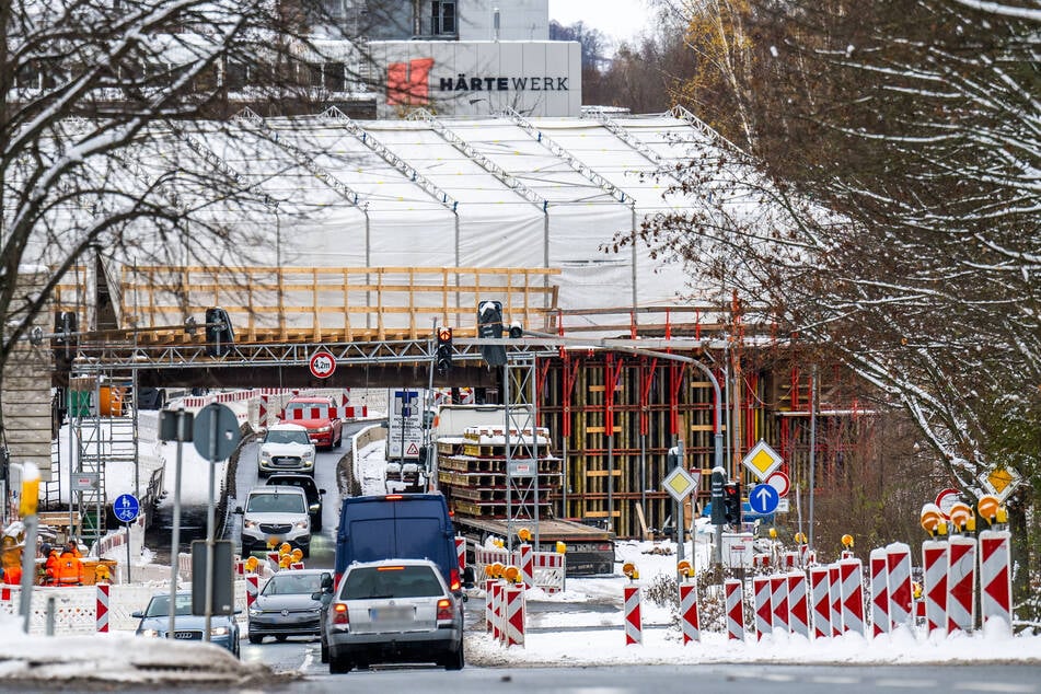 Baustellen Chemnitz: Neue Brücke am Chemnitzer Neefepark: Baustelle zieht ins Zelt