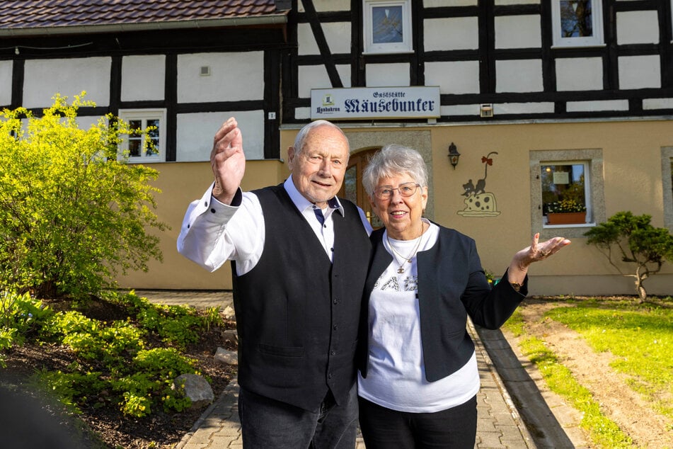 Seit 53 Jahren ein Traumpaar. Brigitte und Manfred Lehmann vor ihrem Lebenswerk, dem "Mäusebunker".