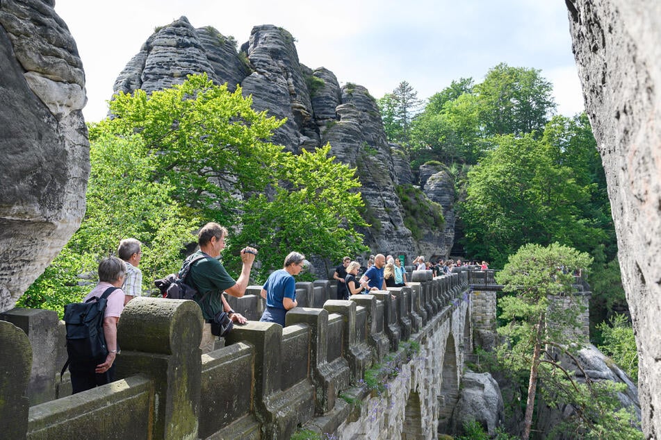 Die Basteibrücke im Nationalpark Sächsische Schweiz ist ein touristischer Hotspot.