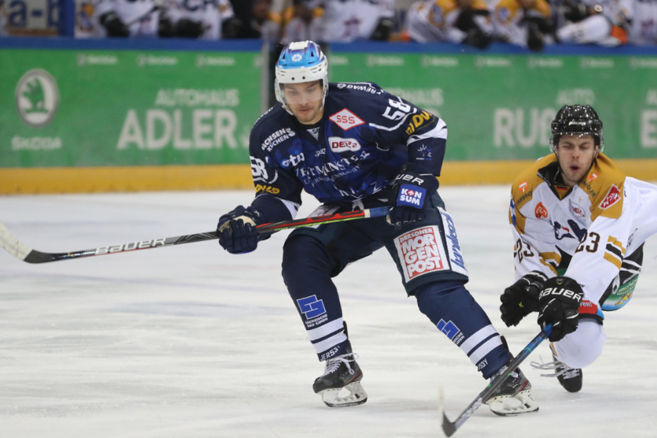 Eislöwen-Verteidiger Lucas Flade (l.) schirmte am Sonntag Sebastian Hon (Ravensburg) gut von der Scheibe ab.