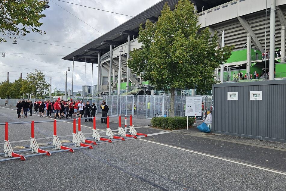 Die Energie-Fans ziehen zum Stadioneingang.