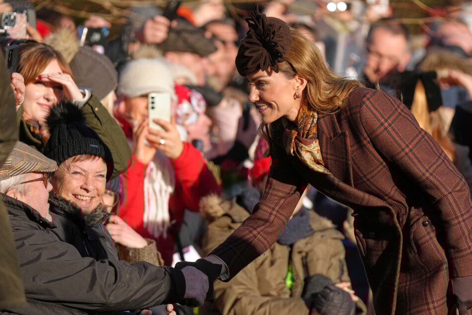 Auch Prinzessin Kate (43) schüttelte zahlreichen Royal-Fans die Hand.