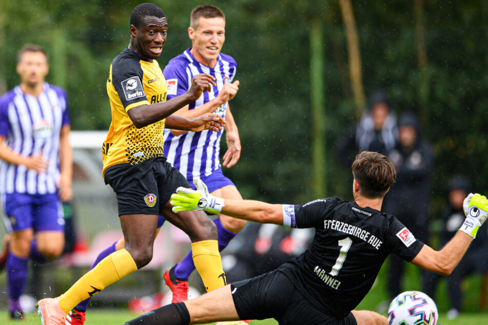 Das Tor des Tages in Lößnitz: Dynamos Agyemang Diawusie überwindet Aue-Keeper Martin Männel.