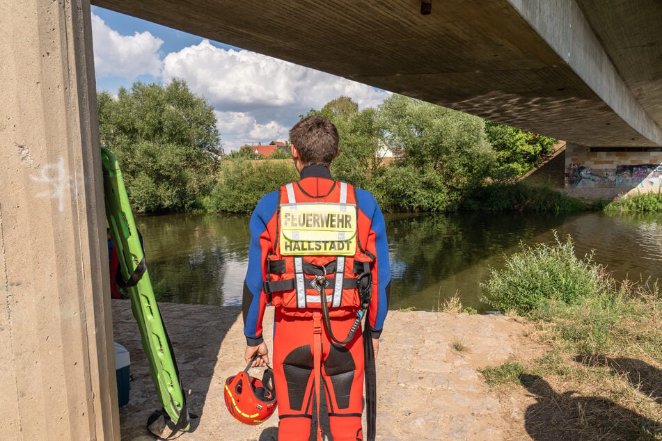 Die Feuerwehr barg die Leiche aus dem Main.