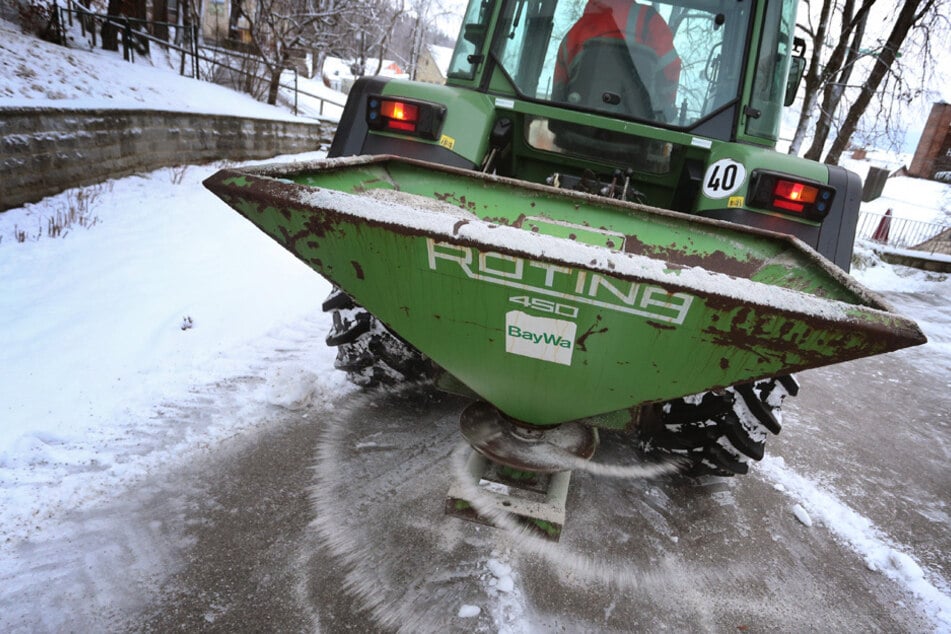 Die Winterdienste hatten in Bayern alle Hände voll zu tun. (Symbolbild)