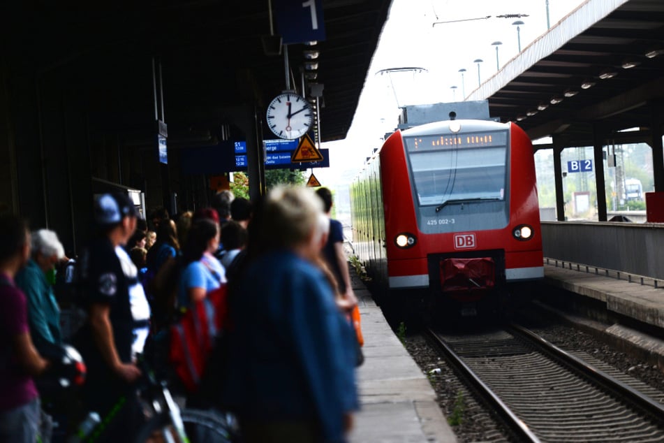 Der Schaffner und die Zugbegleiterin der nächtlichen S-Bahn fanden sicherlich nicht zum ersten Mal einen schlafenden Fahrgast - doch selten wohl mit solchen Folgen.