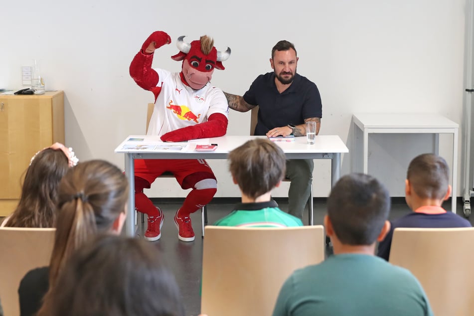 Ebenfalls dabei: Ingo Hertzsch von RB Leipzig und Maskottchen "Bulli".