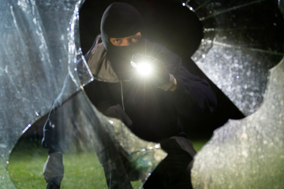 Mit Gewalt soll mindestens ein Dieb in ein Mehrfamilienhaus in München eingebrochen sein. Später fehlten Designertaschen und Schmuck im Wert von rund 500.000 Euro. (Symbolbild)