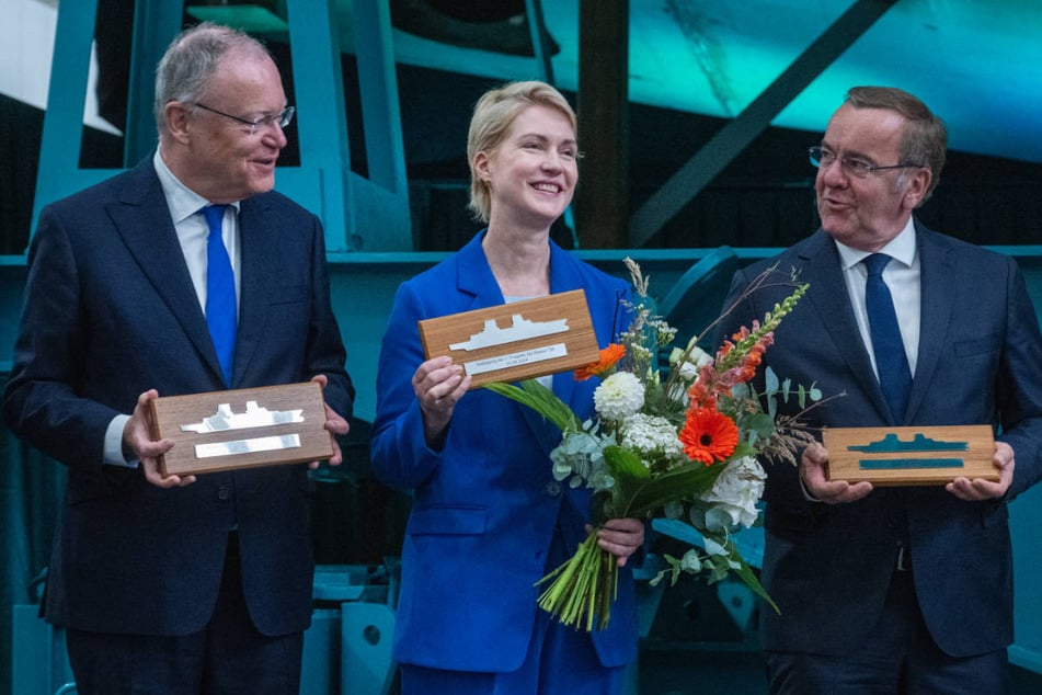 Niedersachsens Ministerpräsident Stephan Weil (65, v.l.n.r.), Mecklenburg-Vorpommerns Ministerpräsidentin Manuela Schwesig (50, beide SPD) und Boris Pistorius posieren mit einer Erinnerungsplakette.