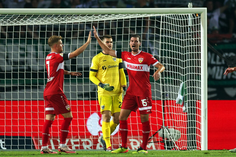 Pascal Stenzel (r.) freut sich über seinen Treffer zum 3:0.