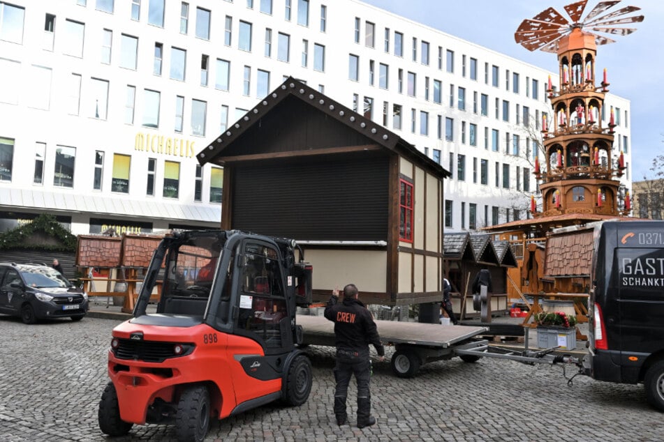 Das Erzgebirgsdorf auf dem Düsseldorfer Platz wird seit gestern abgebaut.