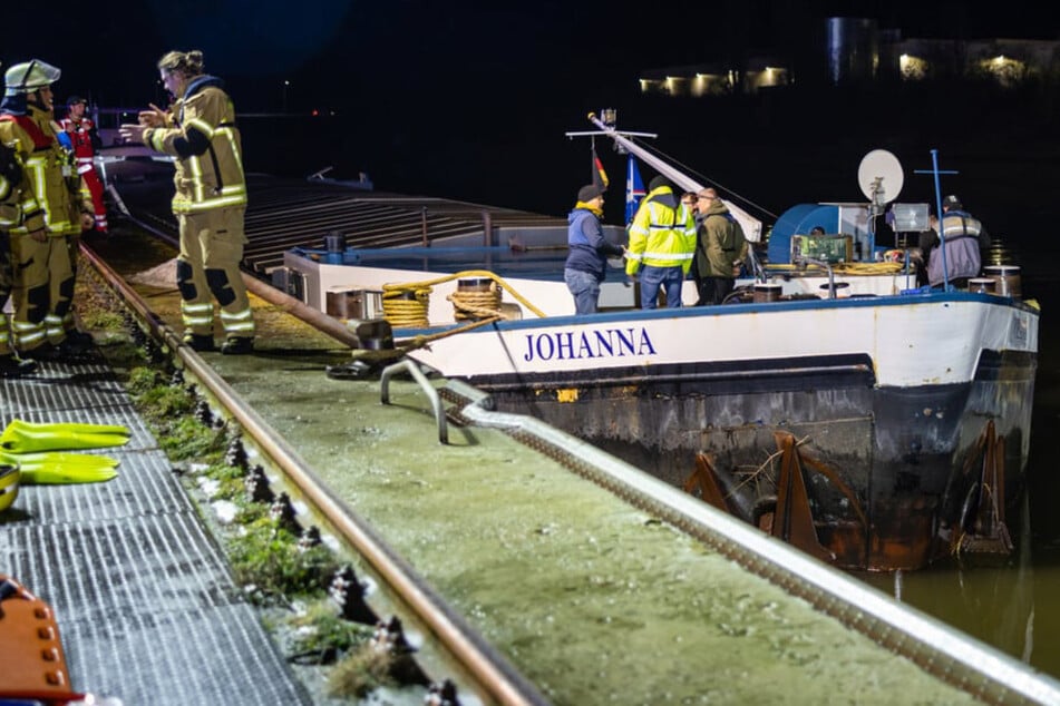 Taucher finden Leck-Stelle nicht: Frachtschiff nach Wassereinbruch im Fürther Hafen gesichert