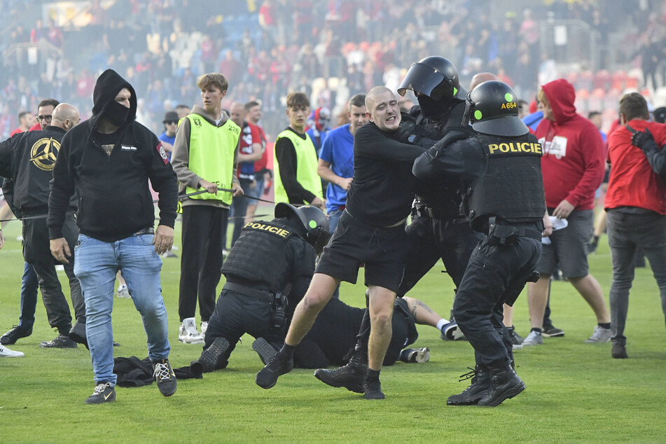 Hässliche Szenen nach dem tschechischen Pokalfinale am Mittwochabend in Pilsen.