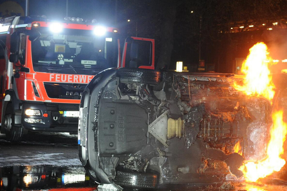 Berlin: Flammen in Spandau: Stundenlanger Einsatz wegen brennendem Elektroauto