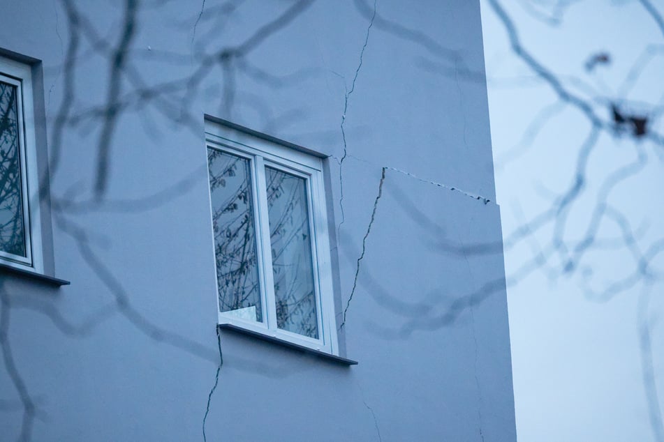 In Wuppertal droht ein Haus einzustürzen, weshalb es evakuiert werden musste.