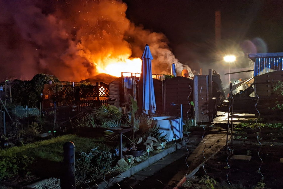 Großfeuer in Riesa: Vier Gartenlauben brennen lichterloh