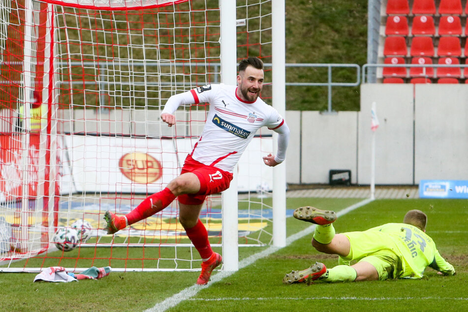 Wenn's läuft, dann läuft's: Morris Schröter (25) hat gerade zum 2:1 gegen Wehen Wiesbaden eingenetzt.