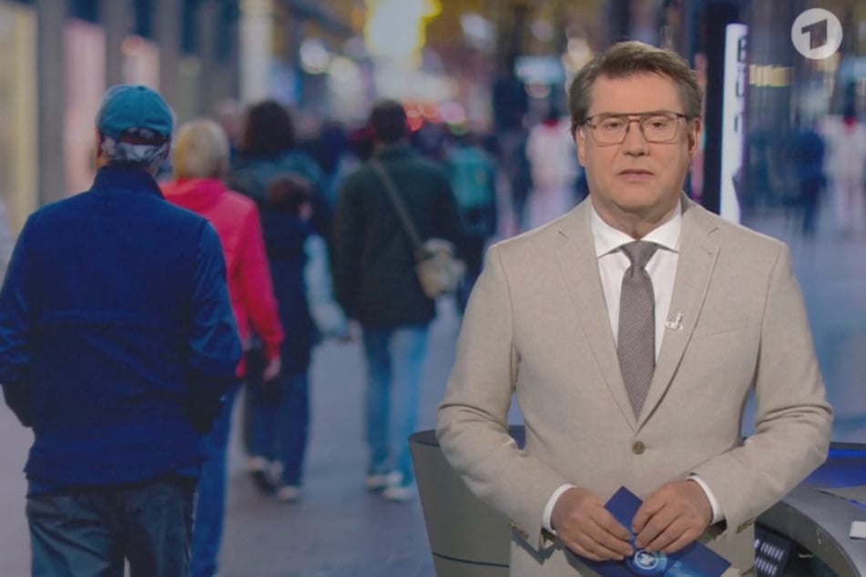 "Tagesschau"-Sprecher Jens Riewa (62) zeigte sich in der 20-Uhr-Ausgabe am Dienstagabend plötzlich mit Brille.