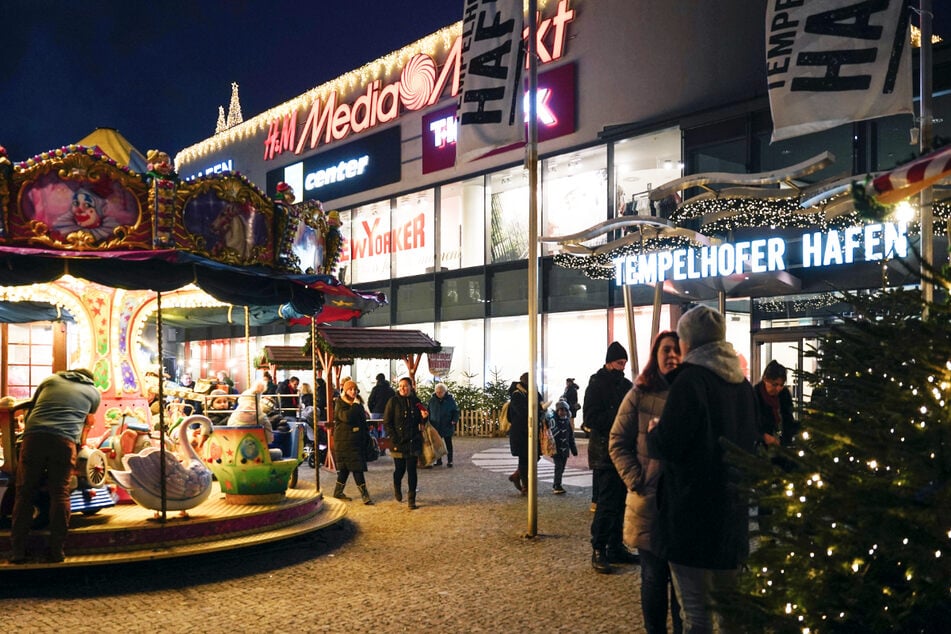 Weihnachtsprogramm im Tempelhofer Hafen Berlin.