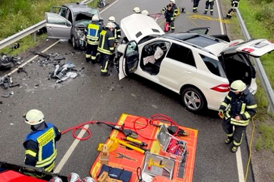 Hyundai kracht frontal in Mercedes-SUV: 7-Jähriger unter den teilweise Schwerverletzten