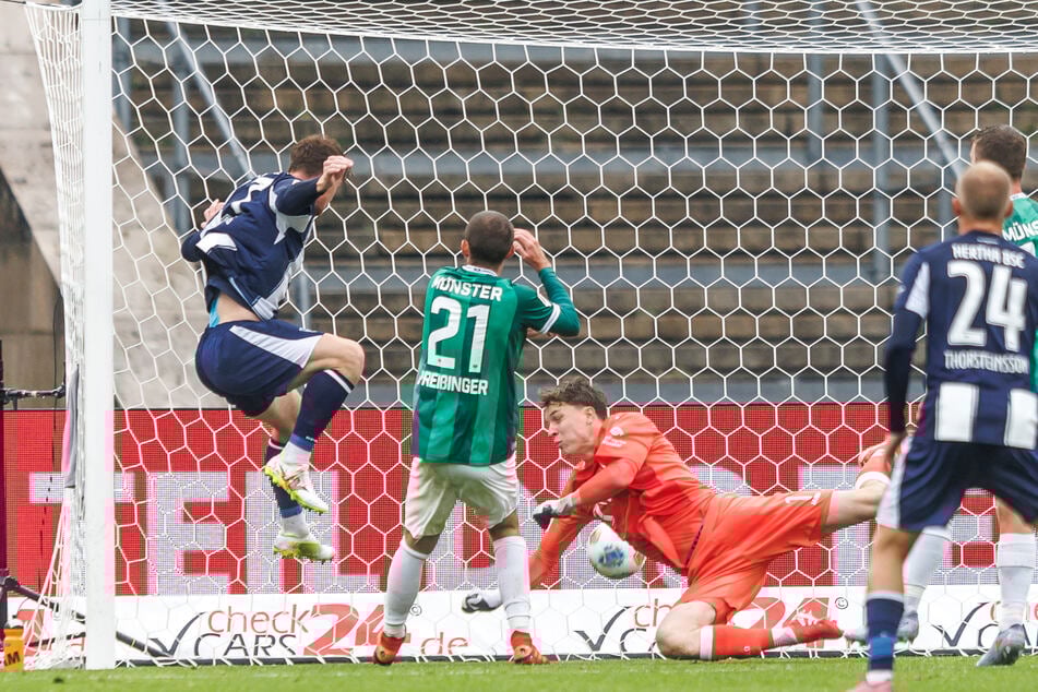 Sebastian Grönning (l.) nickt zur Führung ein.