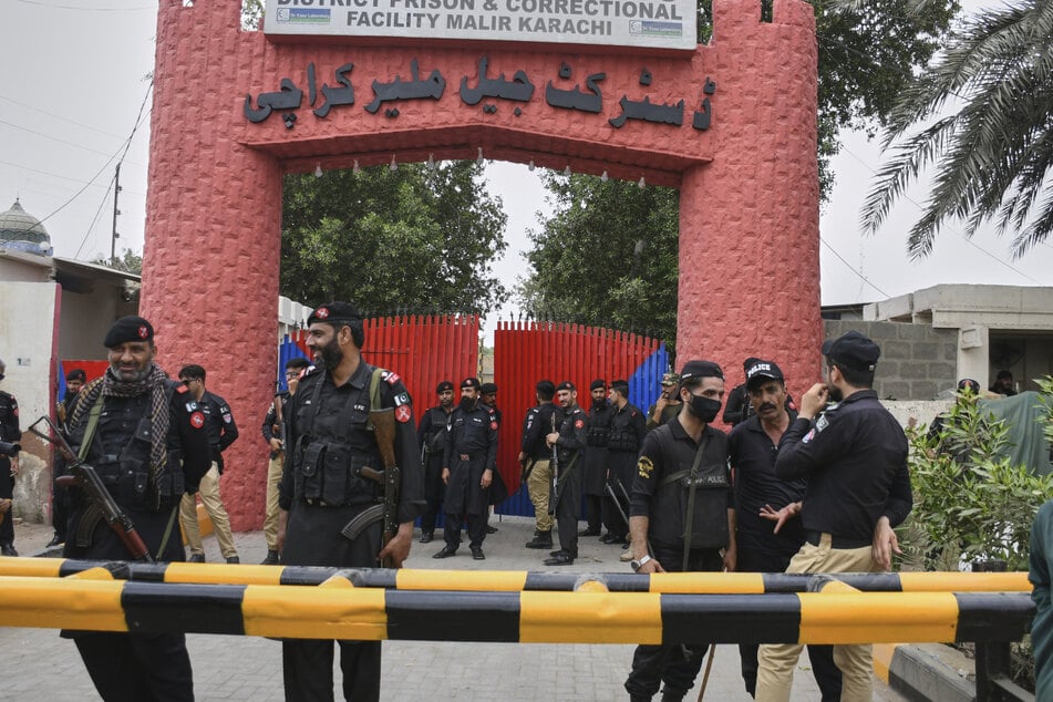 Eine Serie leichter Erdbeben erfasst Pakistan. Mehr als 200 Häftlinge nutzen die Gelegenheit - und fliehen.