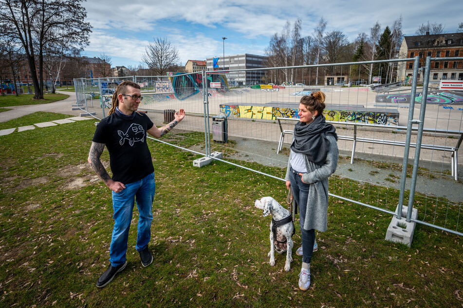 Kai Winkler (42) und Julia Voigt (24) vom Kulturbündnis "Hand in Hand" werben für das Projekt am Konkordiapark.