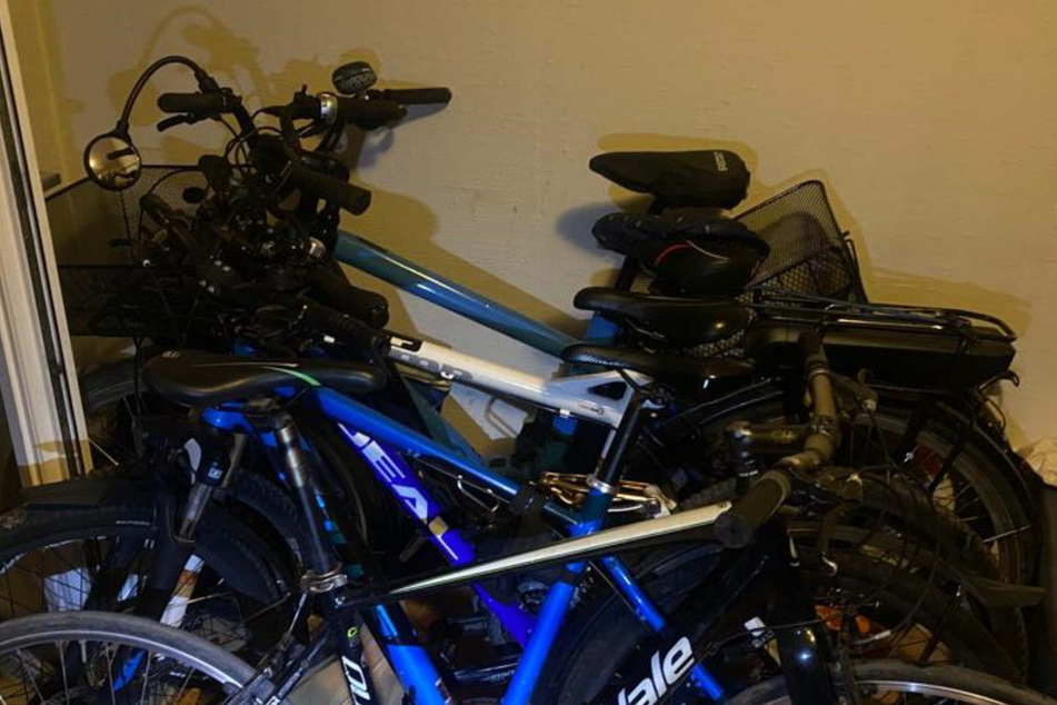 Die Einsatzkräfte stellten insgesamt zwölf mutmaßlich gestohlene Fahrräder sicher.