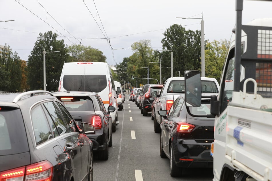 Wie hier auf der Albertbrücke, kam es in Dresden vermehrt zu längeren Staus.