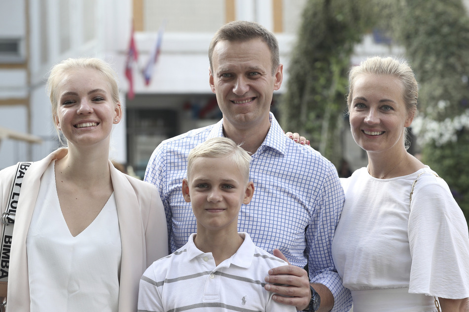 Alexej Nawalny steht mit seiner Frau Julia (r), seiner Tochter Daria und seinem Sohn Zakhar, für ein Foto zusammen nachdem sie ihre Wahlstimme bei der Stadtratswahl abgegeben haben.