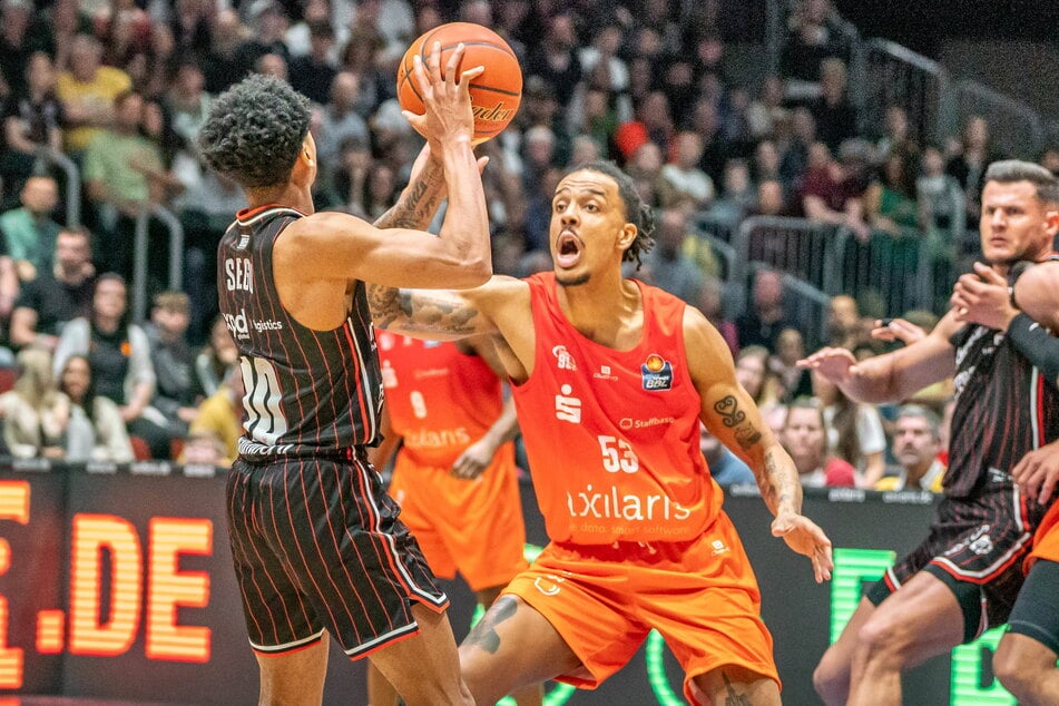 In Bamberg kassierte Kevin Yebo (30, r.) mit den Niners eine 82:96-Niederlage. Gelingt am Montagabend die Revanche?