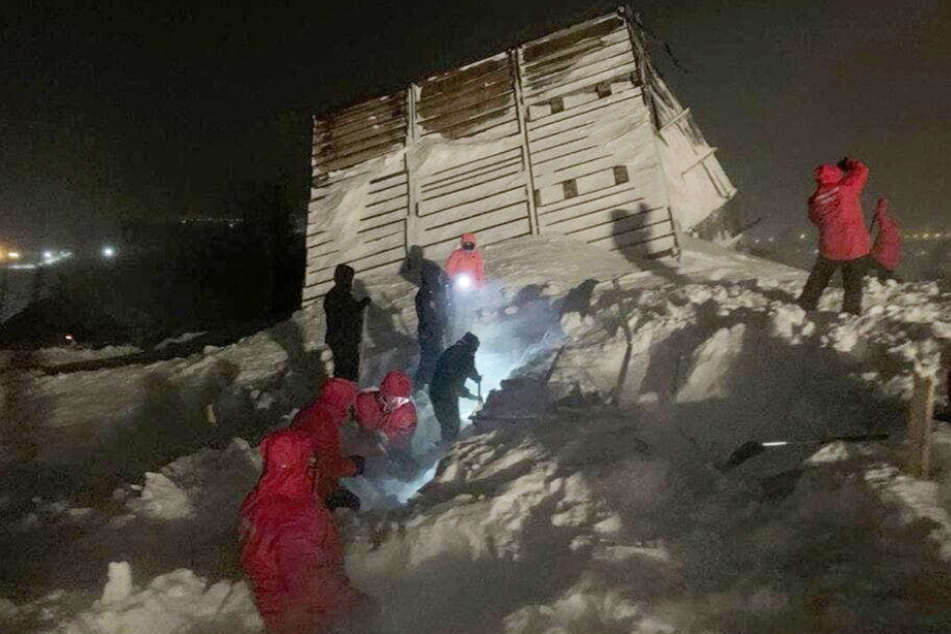 Mehrere Häuser wurden von der Lawine begraben. Die Einsatzkräfte suchen nach Überlebenden.