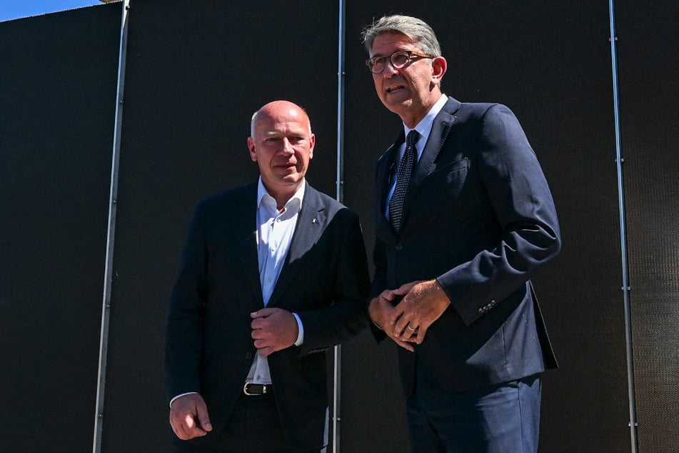 Berlins Regierender Bürgermeister Kai Wegner (53, CDU, l.) und Kulturstaatsminister Wolfram Weimer (61, parteilos) stehen vor der Mauer-Installation.