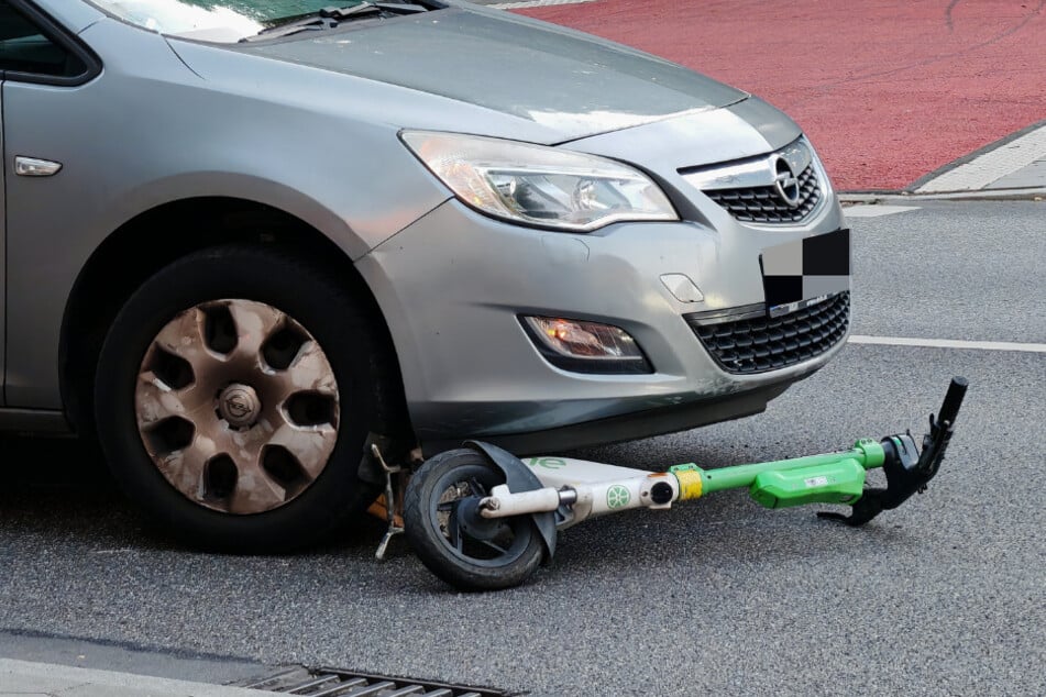 Laut Angaben habe die junge E-Rollerfahrerin eine rote Ampel übersehen.