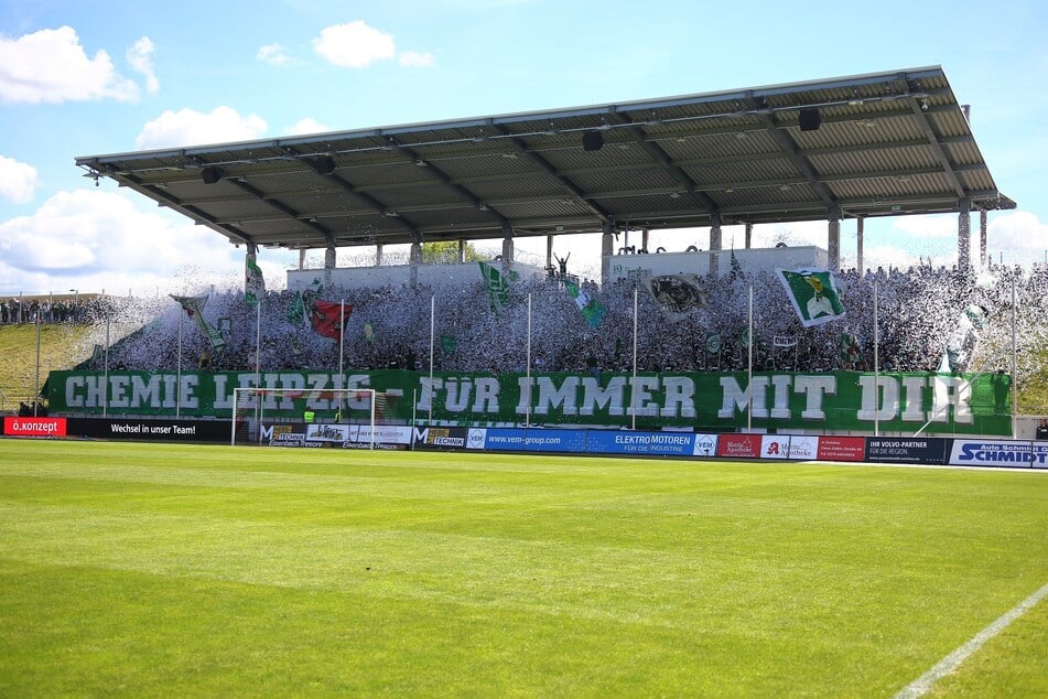 Zahlreiche Chemie-Fans füllten den Gästeblock.
