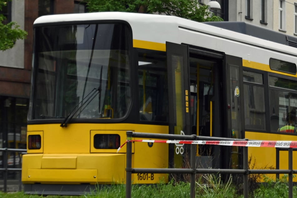 Straßenbahn schleift Auto mehrere Meter mit - Senior schwer verletzt