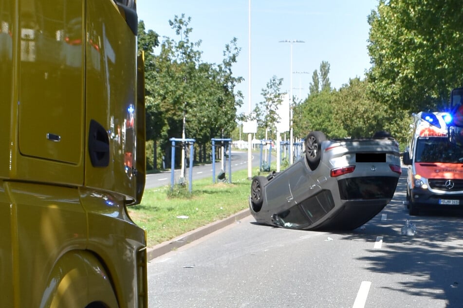 Unfall in Magdeburg: Rentnerin fliegt mit Auto über Rampe und wird verletzt!
