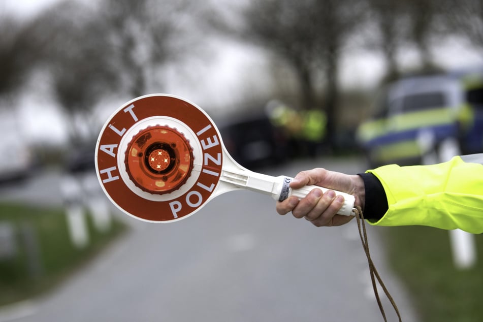 Ohne Führerschein, Kinder nicht angeschnallt: Polizei stoppt 24-Jährigen auf der Autobahn - zum 14. Mal!