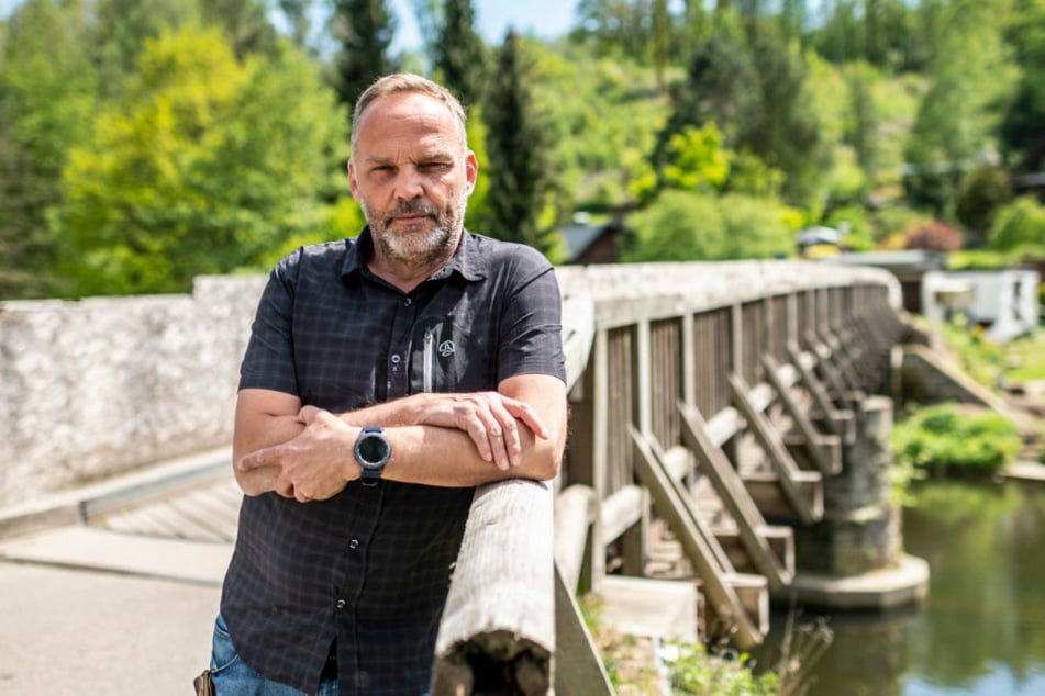 In der Krise investieren: Bürgermeister Dirk Neubauer (48, SPD) an der Zschopau-Brücke in Augustusburg-Hennersdorf.