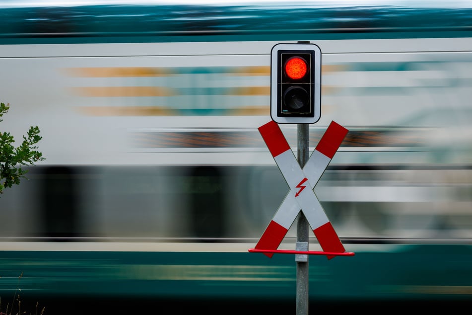 Eine Autofahrerin kam bei einem Unfall an einem Bahnübergang ums Leben. (Symbolfoto)