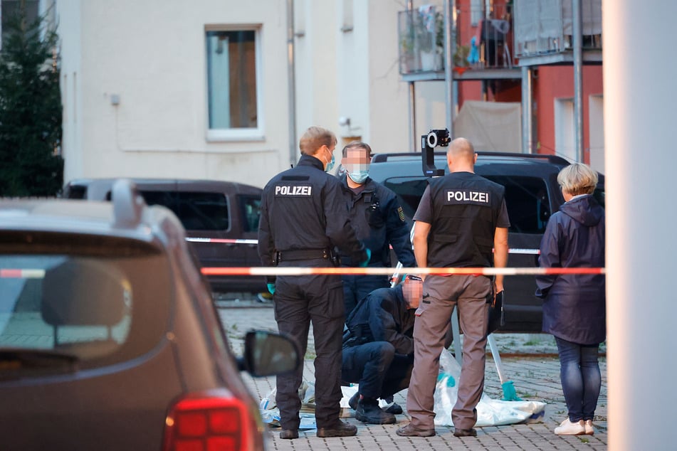 Auf einem Hinterhof an der Reichenhainer Straße wurde in der Nacht auf Samstag eine Frau (46) und ein Mann (34) brutal attackiert - die Frau starb wenig später an ihren Verletzungen.