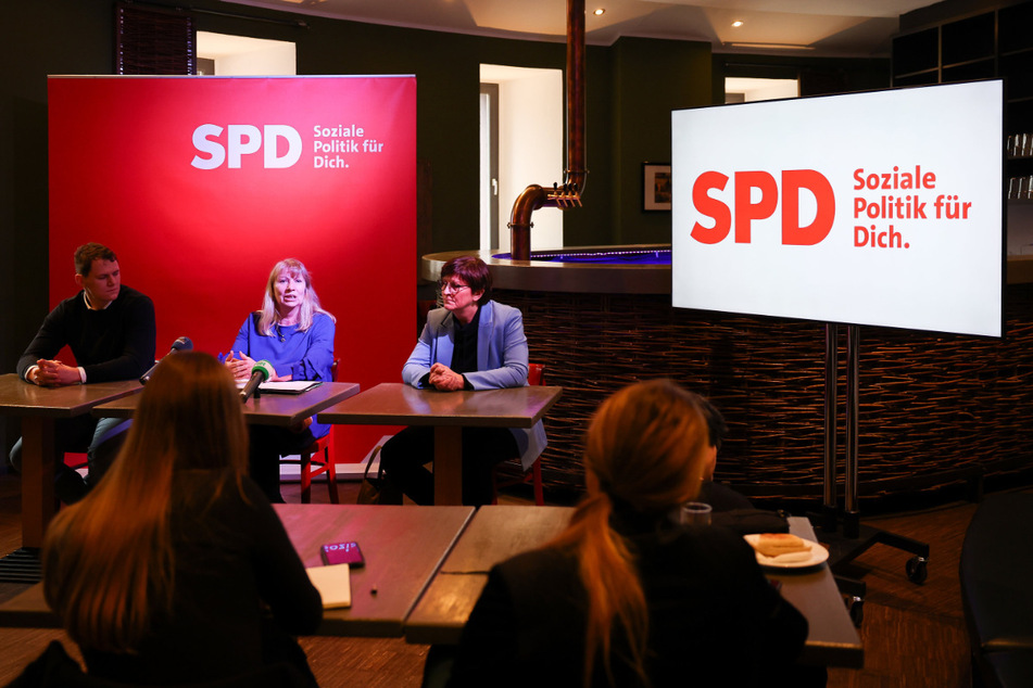 Bei ihrem Abstecher nach Zwickau traf Saskia Esken (62, SPD, h.r.) im Alten Gasometer unter anderem auch auf SPD-Spitzenkandidatin Petra Köpping (65, h.M.) sowie eine ganze Reihe lokaler Medienvertreter.
