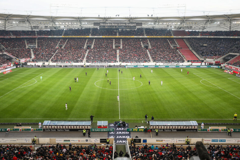 Das Spiel, werden anstatt wie auf diesem Bild im Stadion, viele Zuschauer zuhause verfolgen können. Der Spielstart wurde auf 20.45 Uhr verschoben. (Archiv)