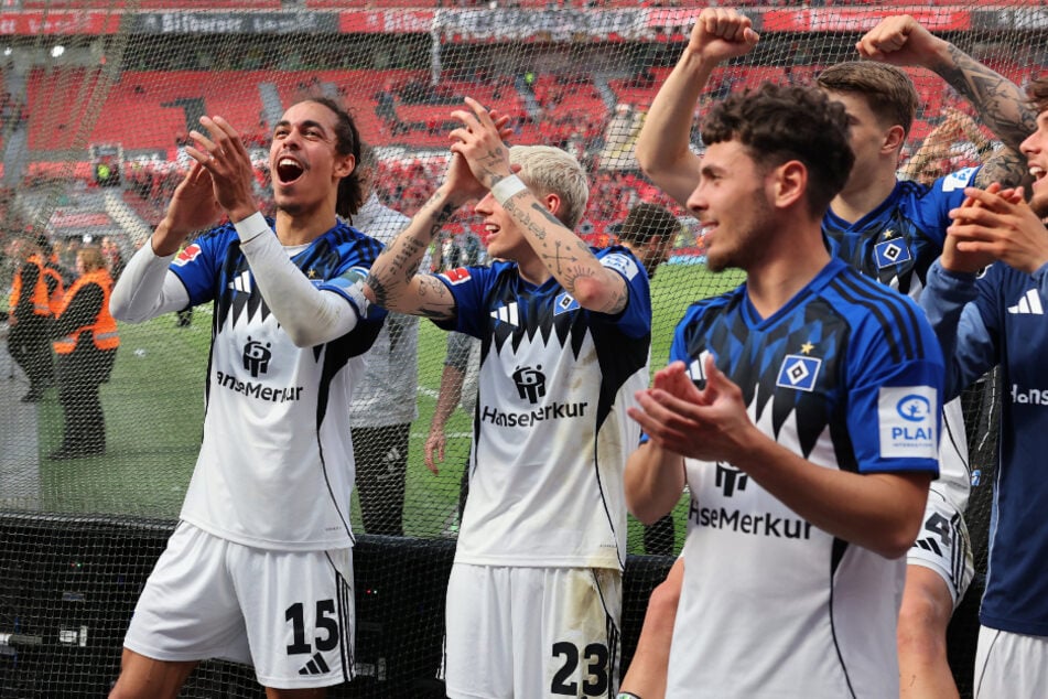 Nach dem Remis im letzten Saisonspiel feierten die HSV-Profis zusammen mit den mitgereisten Fans.